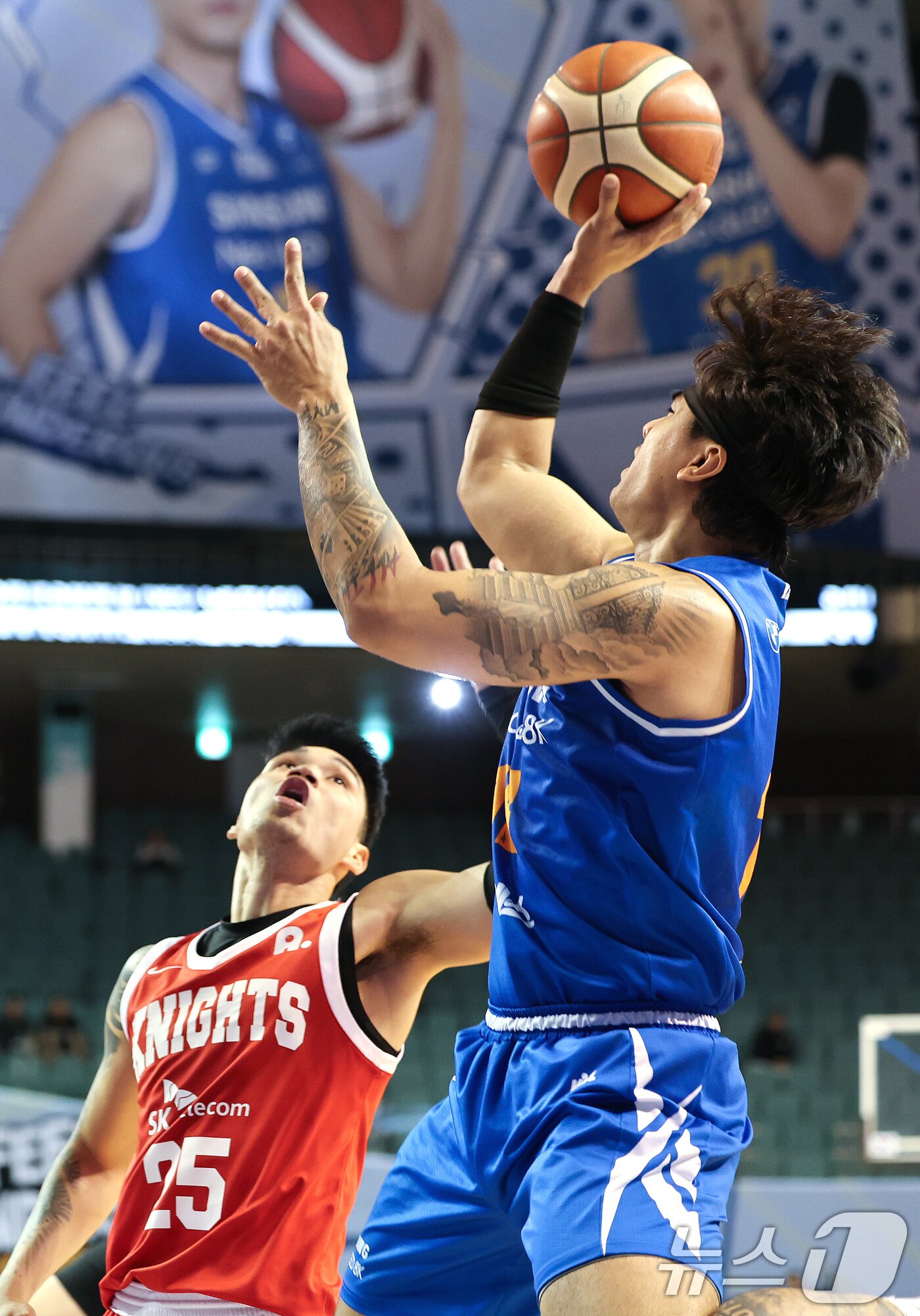 본문 이미지 - 28일 오후 서울 송파구 잠실실내체육관에서 열린 2025-2026 LG전자 프로농구 정규리그 서울 삼성 썬더스와 서울 SK 나이츠의 4쿼터 경기에서 삼성 저스틴 구탕이 미들슛을 쏘고 있다. 2025.10.28/뉴스1 ⓒ News1 이호윤 기자