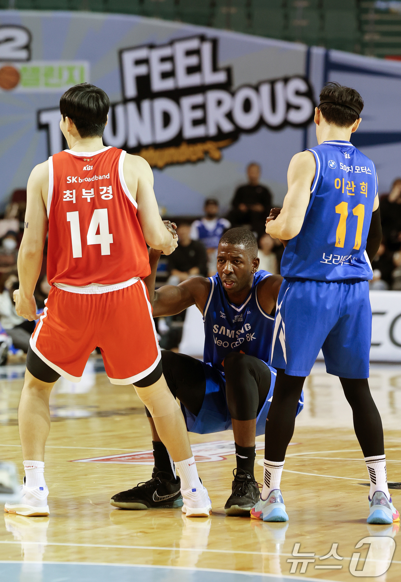 (서울=뉴스1) 이호윤 기자 = 28일 오후 서울 송파구 잠실실내체육관에서 열린 2025-2026 LG전자 프로농구 정규리그 서울 삼성 썬더스와 서울 SK 나이츠의 4쿼터 경기에서 …