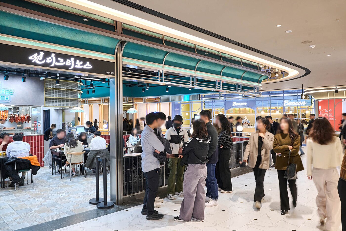 본문 이미지 - 28일 처음 문을 연 서울 종로구 &#39;스타필드 애비뉴 그랑서울&#39;에 고객들이 방문한 모습&#40;신세계프라퍼티 제공&#41;.