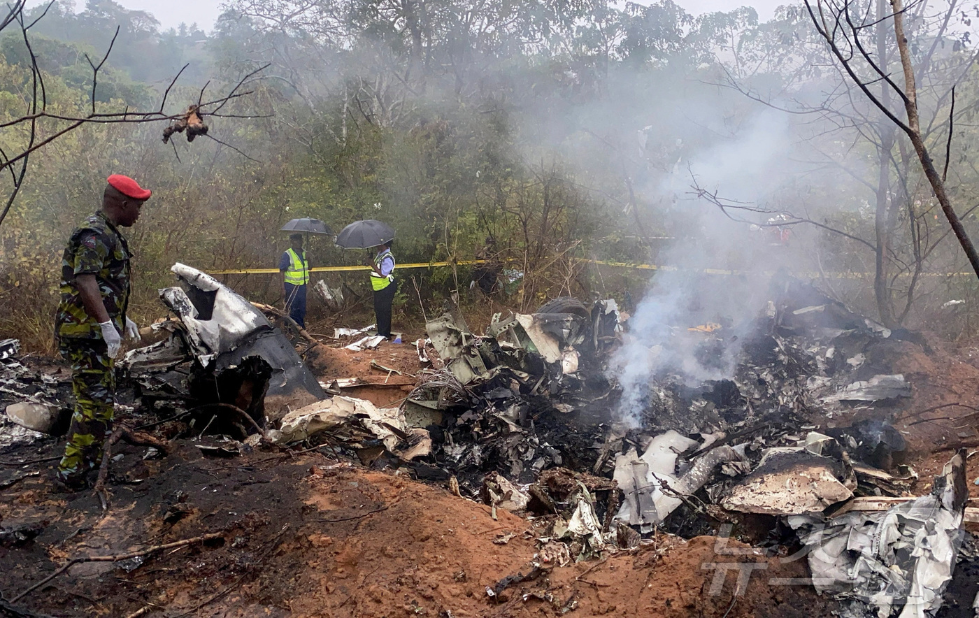 (콸레 로이터=뉴스1) 강민경 기자 = 케냐 디아니 공항을 이륙한 항공기가 28일 오전 추락해 탑승자 11명 전원이 사망했다. 탑승객은 8명이 헝가리인, 2명이 독일인이었다. 20 …