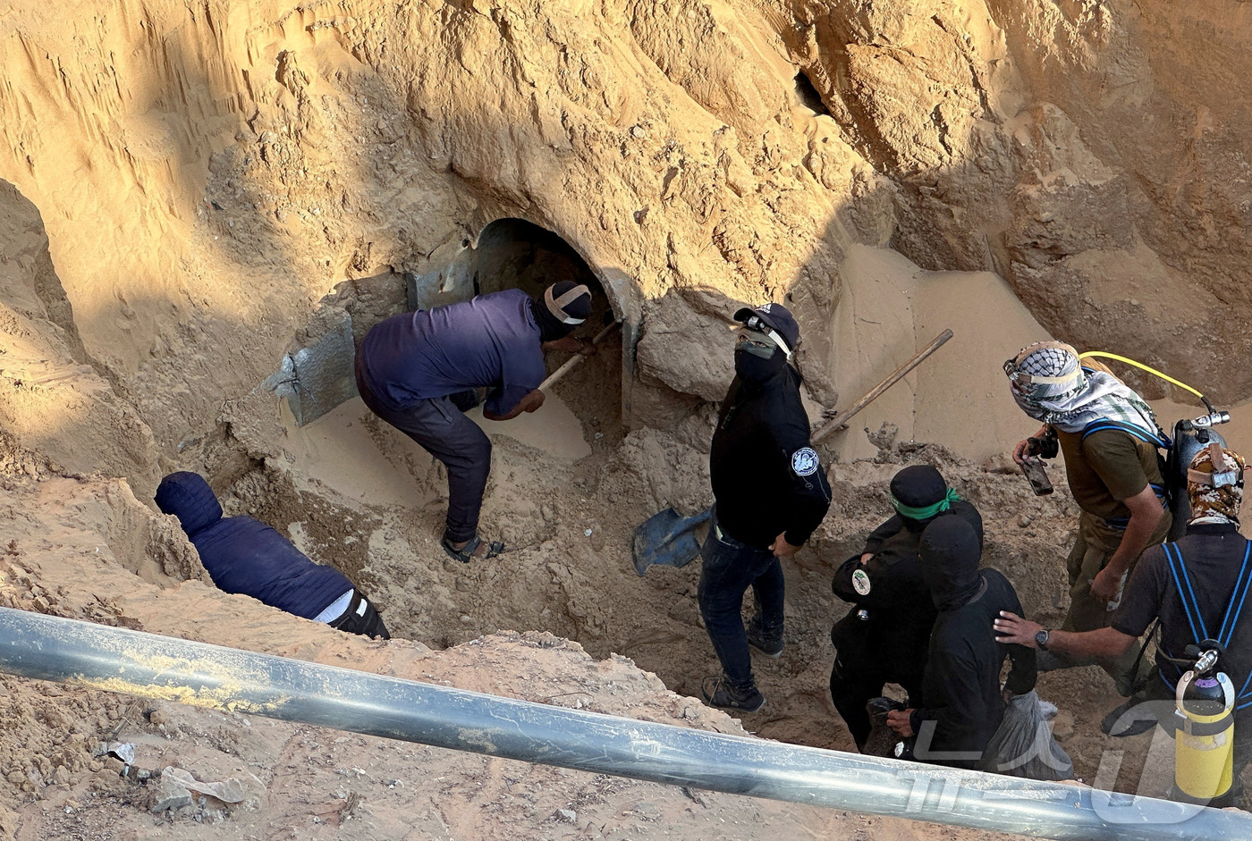 (칸 유니스 로이터=뉴스1) 이창규 기자 = 팔레스타인 무장정파 하마스가 28일(현지시간) 납치한 이스라엘 인질들의 시신을 찾기 위해 수색 작업을 벌이고 있다.ⓒ 로이터=뉴스1