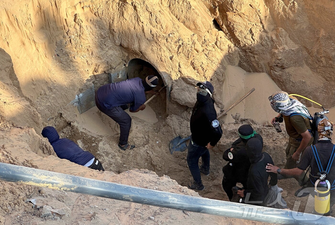 본문 이미지 - 팔레스타인 무장정파 하마스가 28일(현지시간) 납치한 이스라엘 인질들의 시신을 찾기 위해 수색 작업을 벌이고 있다. ⓒ 로이터=뉴스1 ⓒ News1 이창규 기자