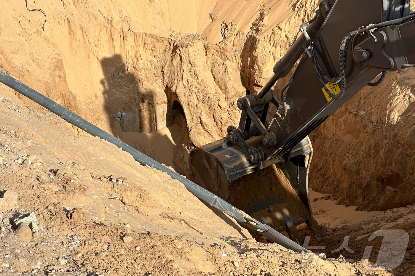 (칸 유니스 로이터=뉴스1) 이창규 기자 = 팔레스타인 무장정파 하마스가 28일(현지시간) 중장비를 동원해 납치한 이스라엘 인질들의 시신을 수색하고 있다. 2025.10.28./뉴 …