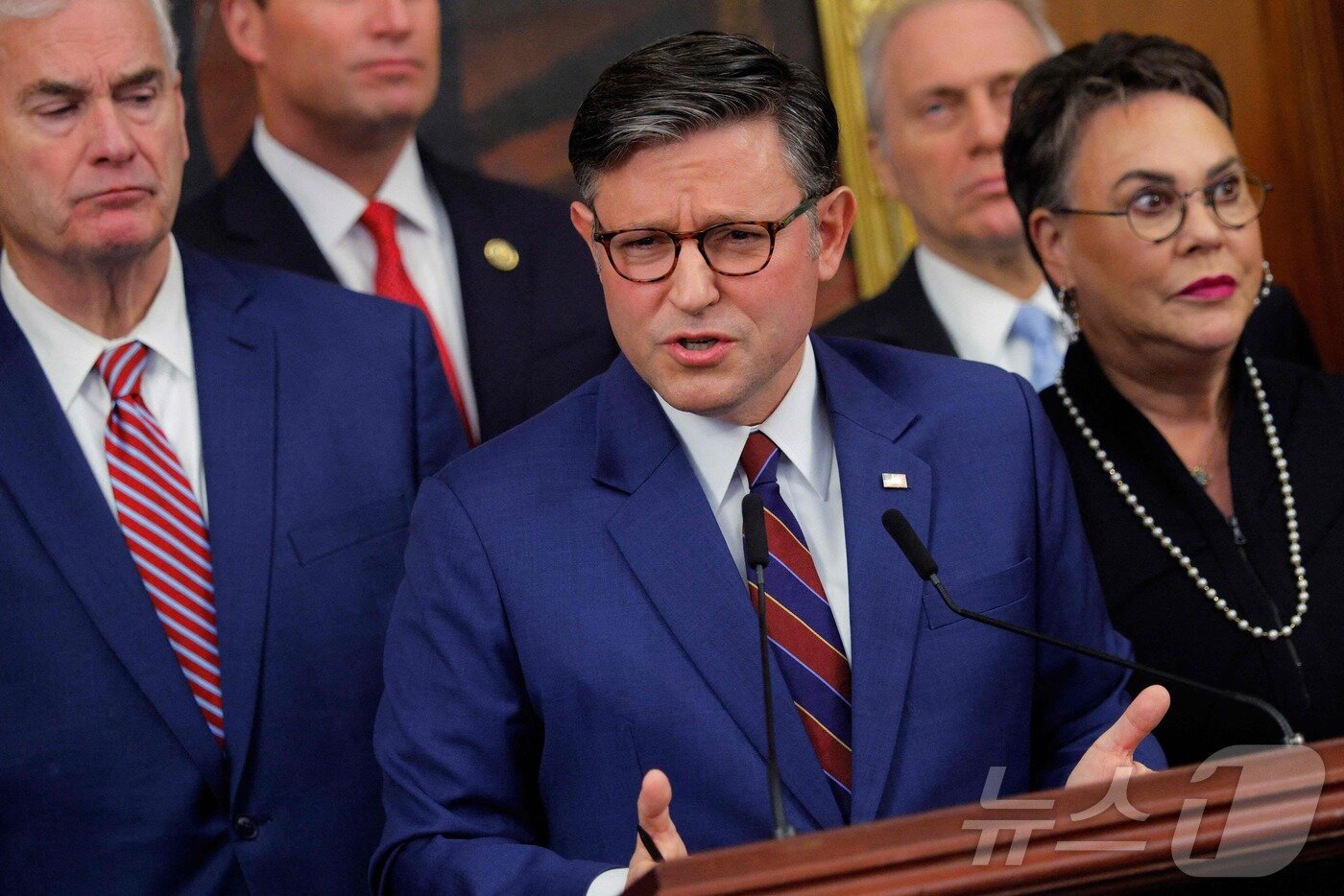 본문 이미지 - 마이크 존슨 미국 하원의장이 28일&#40;현지시간&#41; 워싱턴D.C. 국회의사당에서 기자회견을 하고 있다. 2025.10.28./뉴스1 ⓒ AFP=뉴스1 ⓒ News1 이창규 기자