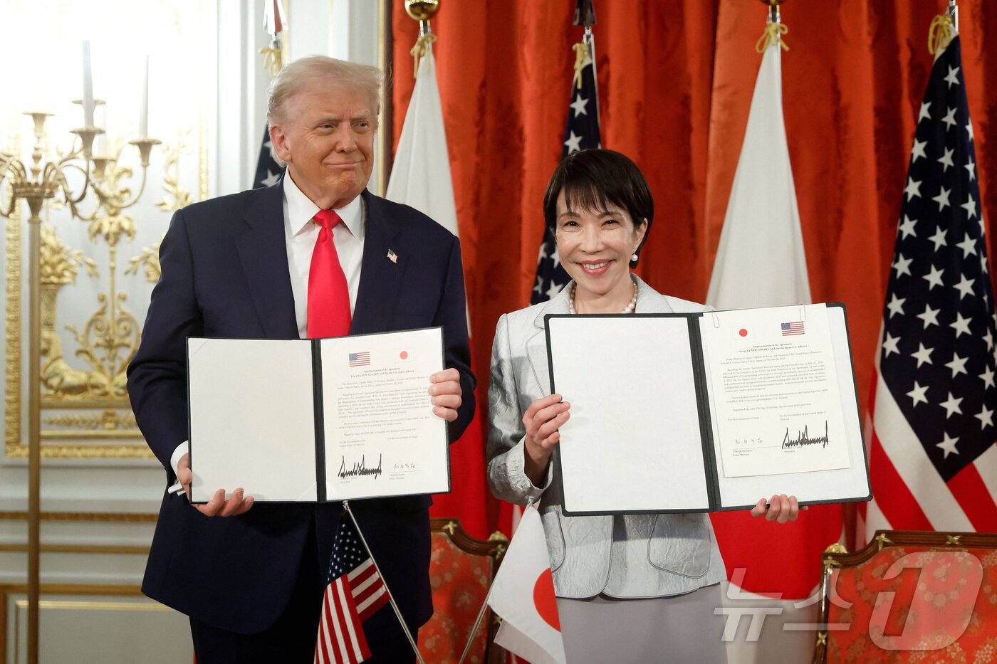 본문 이미지 - 도널드 트럼프 미국 대통령과 다카이치 사나에 일본 총리가 지난해 10월 도쿄 아카사카궁에서 미일 무역 협정에 서명한 뒤 이를 들어보이고 있다. ⓒ 로이터=뉴스1 ⓒ News1 류정민 특파원