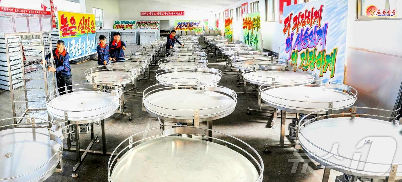 (평양 노동신문=뉴스1) = 북한 노동당 기관지 노동신문은 29일 평양금속건재공장에서 "새 지방공업공장들에 보내줄 설비 생산에 힘을 넣고 있다"고 선전했다. [국내에서만 사용가능. …