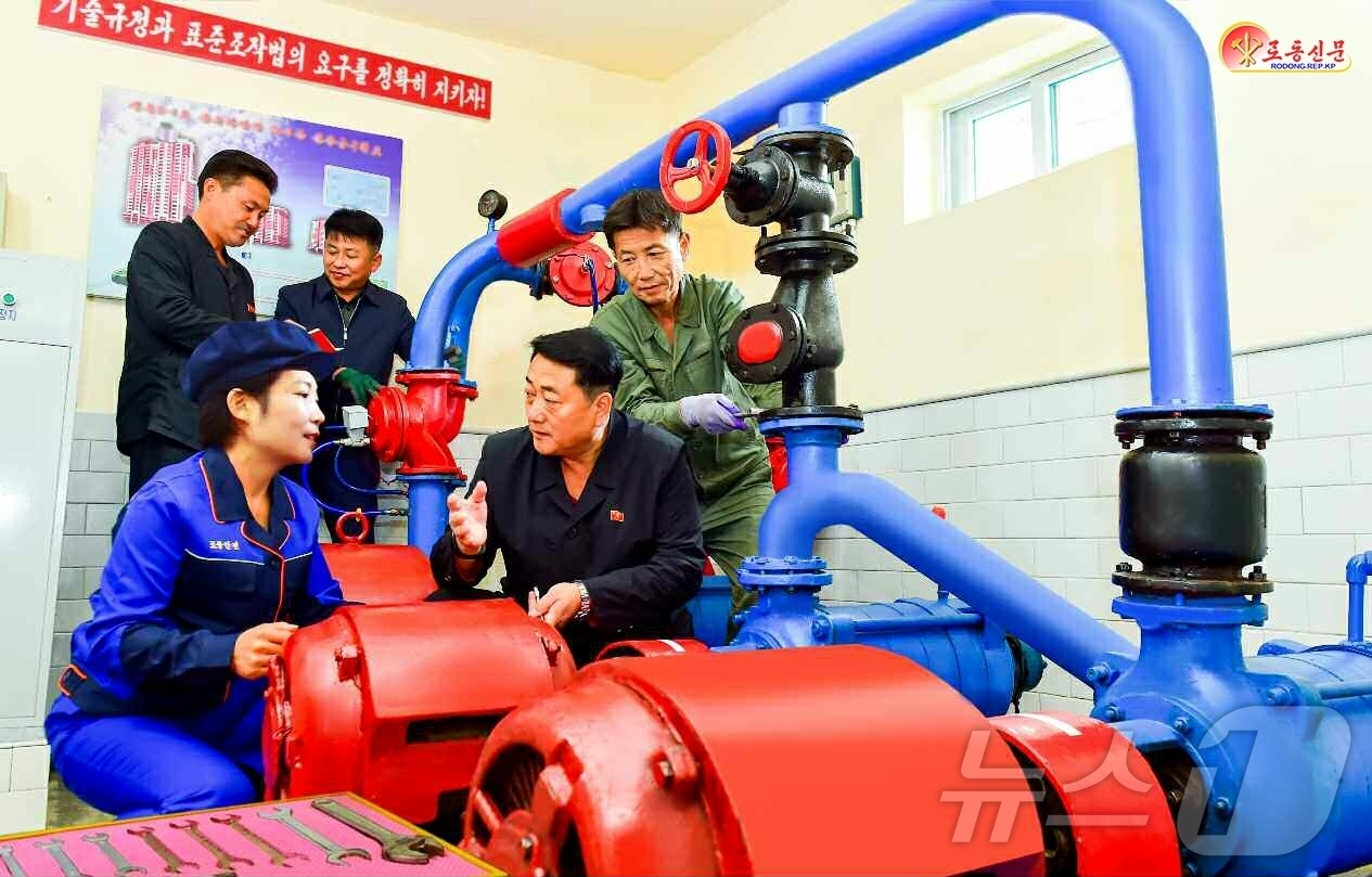 (평양 노동신문=뉴스1) = 북한 노동당 기관지 노동신문은 29일 동대원구역당위원회 간부들이 주민들의 생활용수보장을 위한 일터를 찾아 노동자들과 허물없이 어울리며 제기되는 문제가 …