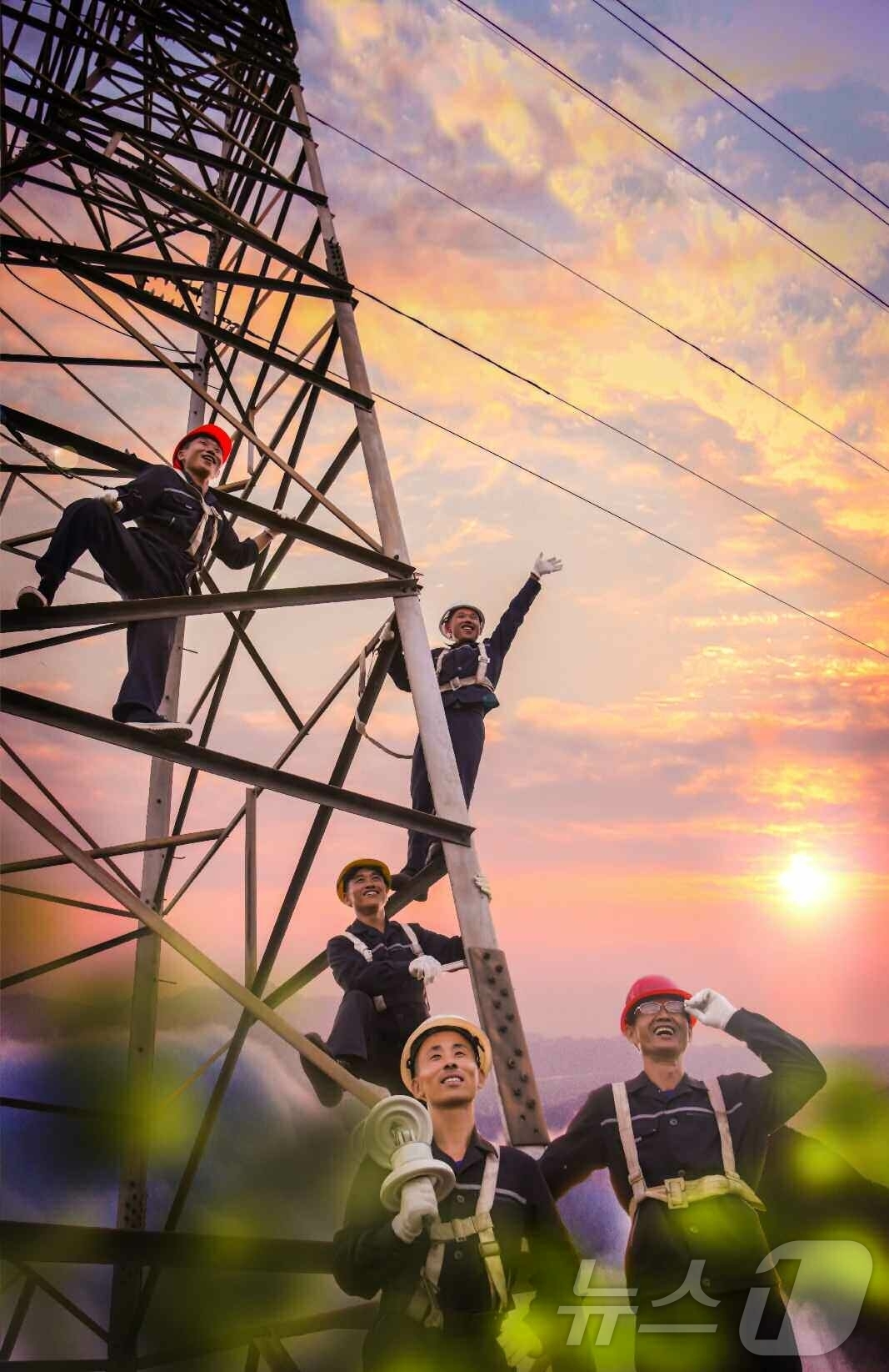 (평양 노동신문=뉴스1) = 북한 노동당 기관지 노동신문은 29일 송전선건설사업소에서 근무자들이 "노동의 긍지와 희열"을 느끼고 있다고 보도했다. [국내에서만 사용가능. 재배포 금 …