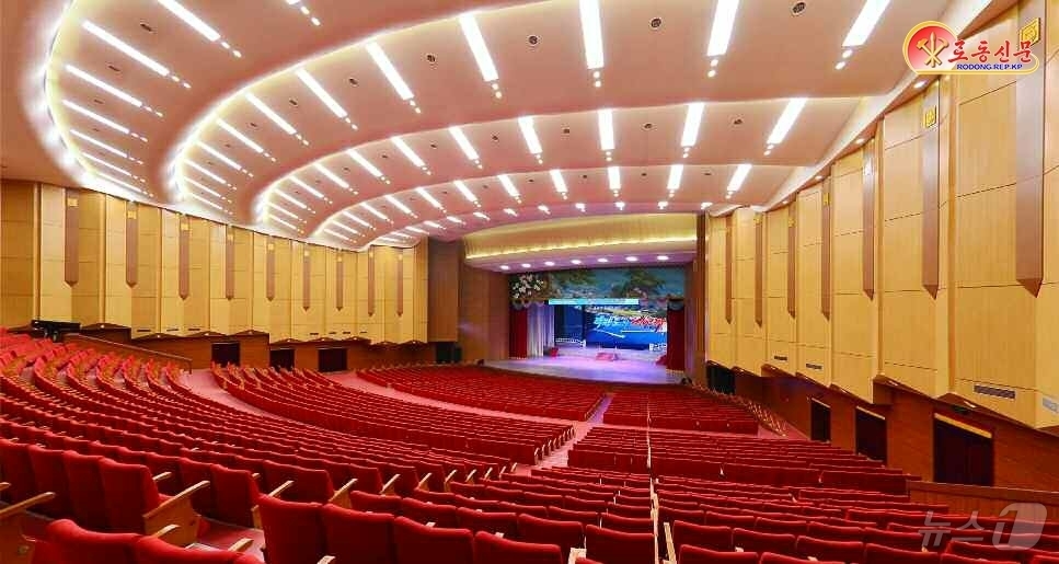 (평양 노동신문=뉴스1) = 북한 노동당 기관지 노동신문은 29일 함흥대극장이 개건(리모델링)됨으로써 함흥시민들에게 문화정서 생활 조건을 더욱 원만히 보장해줄수 있게 되었다고 선전 …