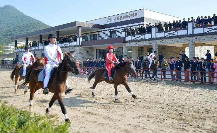 (평양 노동신문=뉴스1) = 북한 노동당 기관지 노동신문은 29일 사리원승마구락부(클럽) 준공식이 전날 진행됐다고 보도했다. 신문은 승마 지식 보급실과 승마주로, 기초 훈련장 등이 …