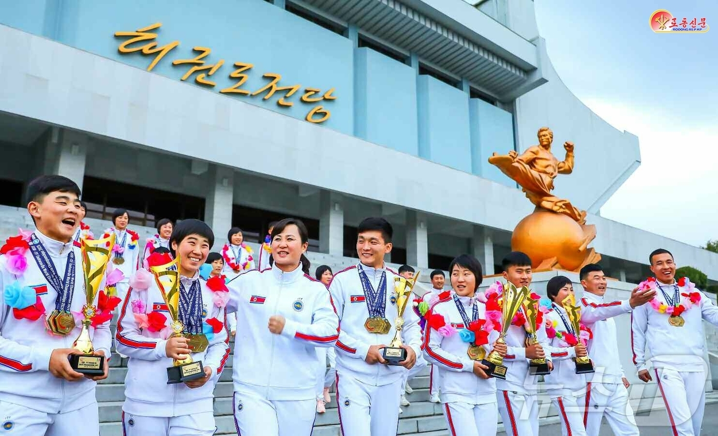 (평양 노동신문=뉴스1) = 북한 노동당 기관지 노동신문은 29일 "세계의 많은 나라와 지역에서 우리 인민의 슬기와 넋이 깃든 정통 무도인 태권도를 배우려는 열의가 고조되는 속에 …