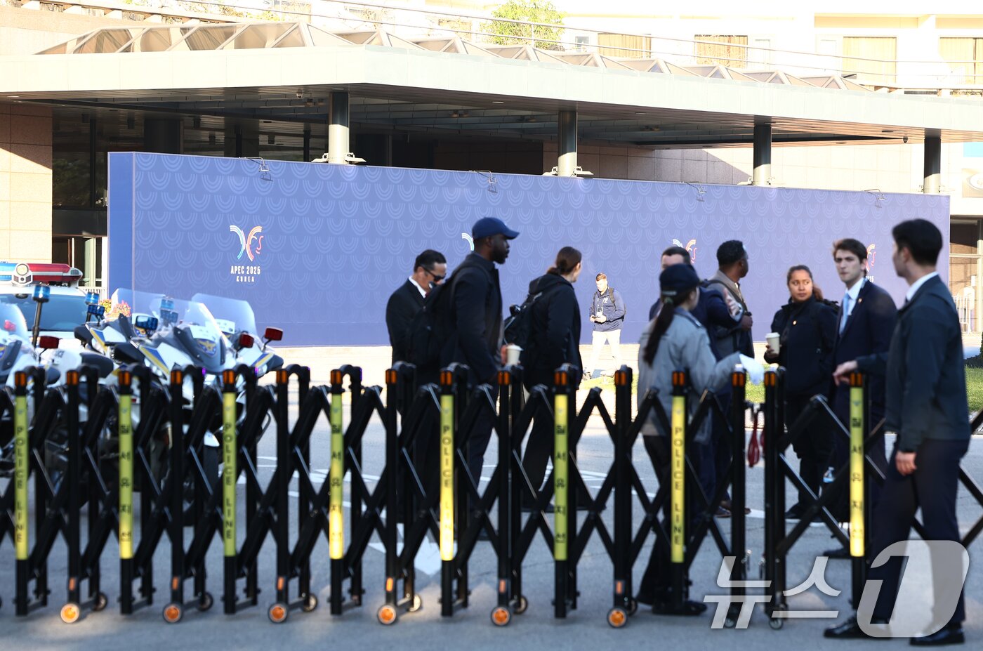 본문 이미지 - 아시아태평양경제협력체&#40;APEC&#41; 정상회의에 참석하는 도널드 트럼프 미국 대통령의 방한일인 29일 오전 트럼프 대통령 숙소로 알려진 경주 힐튼 호텔 인근에서 미국 정부 소속 추정 경호 관계자들이 분주히 움직이고 있다. 2025.10.29/뉴스1 ⓒ News1 김민지 기자
