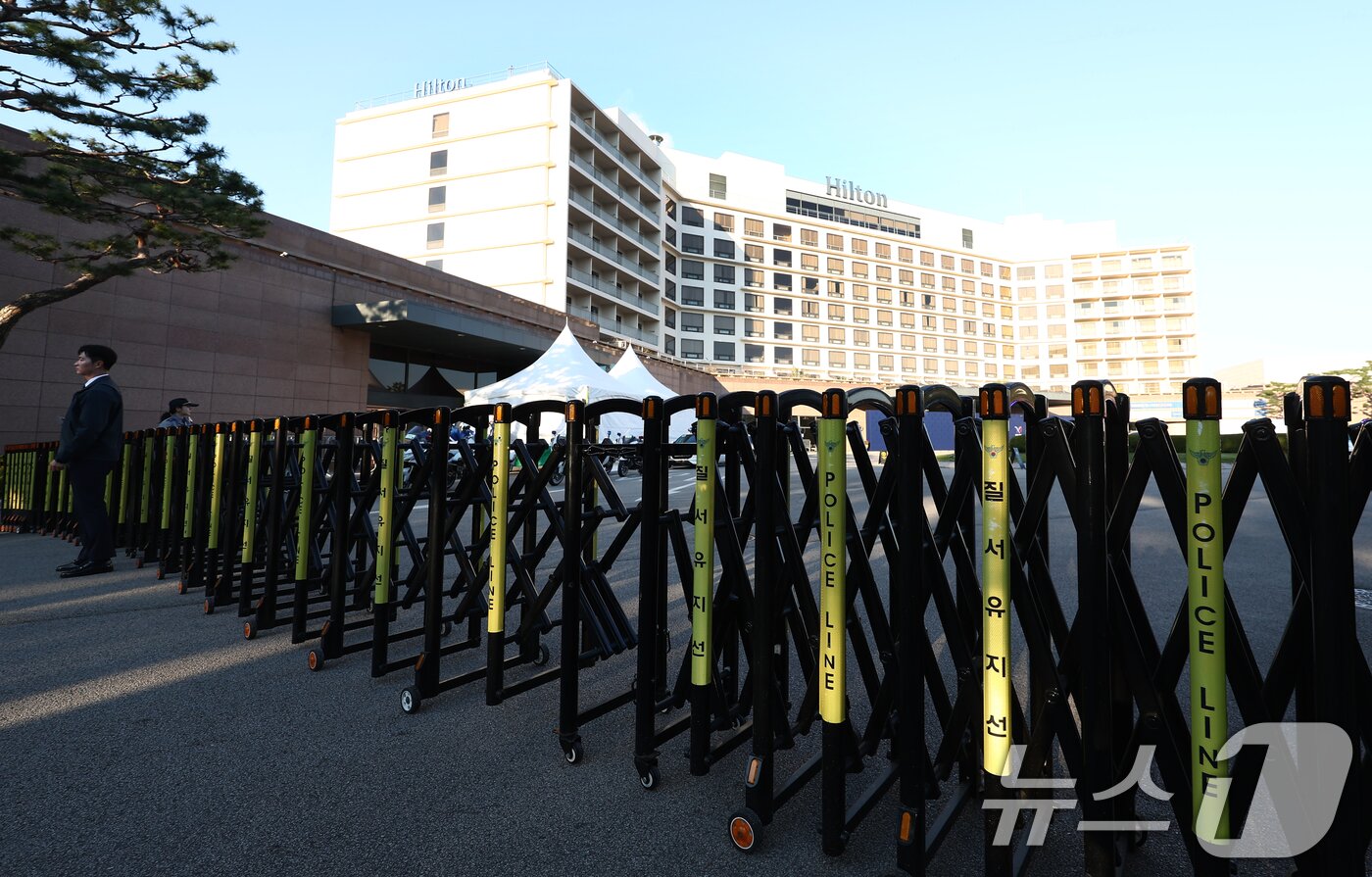 본문 이미지 - 아시아태평양경제협력체&#40;APEC&#41; 정상회의에 참석하는 도널드 트럼프 미국 대통령의 방한일인 29일 오전 트럼프 대통령 숙소로 알려진 경주 힐튼 호텔 앞이 통제되고 있다. 2025.10.29/뉴스1 ⓒ News1 김민지 기자