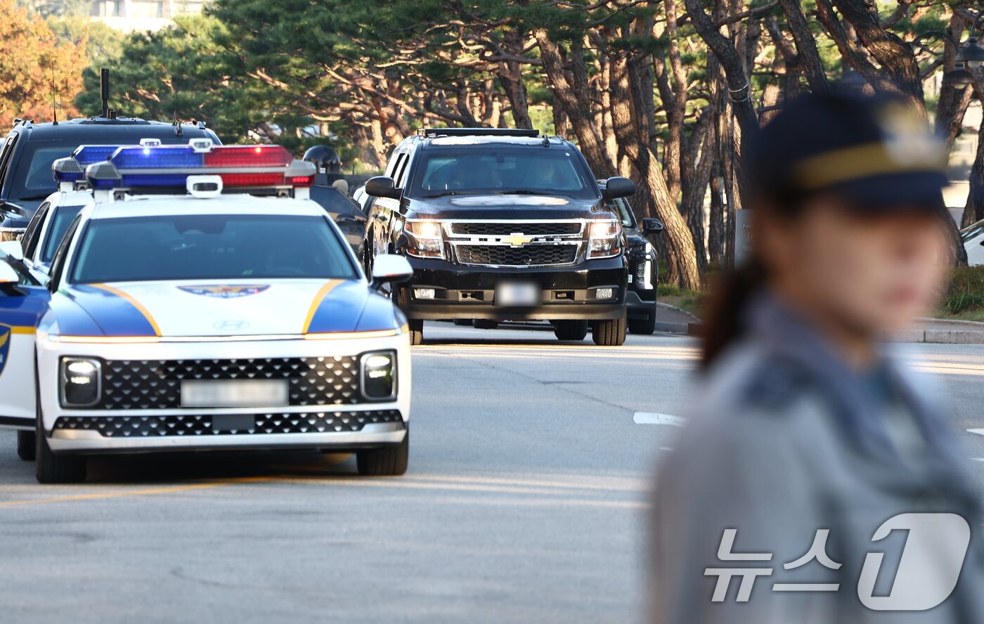 본문 이미지 - 아시아태평양경제협력체&#40;APEC&#41; 정상회의에 참석하는 도널드 트럼프 미국 대통령의 방한일인 29일 오전 트럼프 대통령 숙소로 알려진 경주 힐튼 호텔 인근에서 미국 정부 소속 경호 차량이 이동하고 있다. 2025.10.29/뉴스1 ⓒ News1 김민지 기자