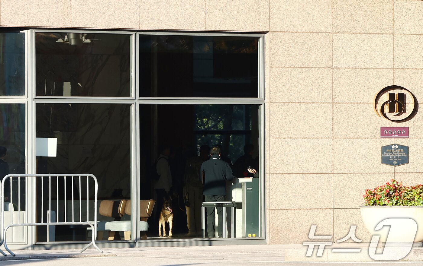 본문 이미지 - 아시아태평양경제협력체&#40;APEC&#41; 정상회의에 참석하는 도널드 트럼프 미국 대통령의 방한일인 29일 오전 트럼프 대통령 숙소로 알려진 경주 힐튼 호텔 인근에서 미국 정부 소속 추정 경호 관계자들이 호텔 내부를 수색하고 있다. 2025.10.29/뉴스1 ⓒ News1 김민지 기자