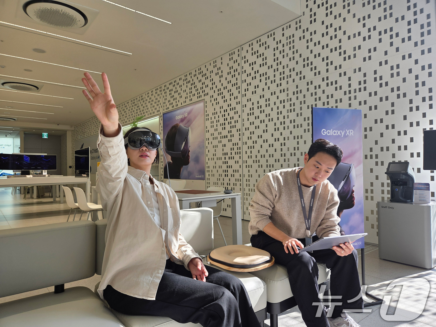 (서울=뉴스1) = 삼성전자는 이달 출시한 헤드셋 형태의 모바일 기기 '갤럭시 XR'이 뜨거운 관심을 받고 있다고 29일 밝혔다.모델이 서울 마포구 삼성스토어 홍대에서 헤드셋 형태 …