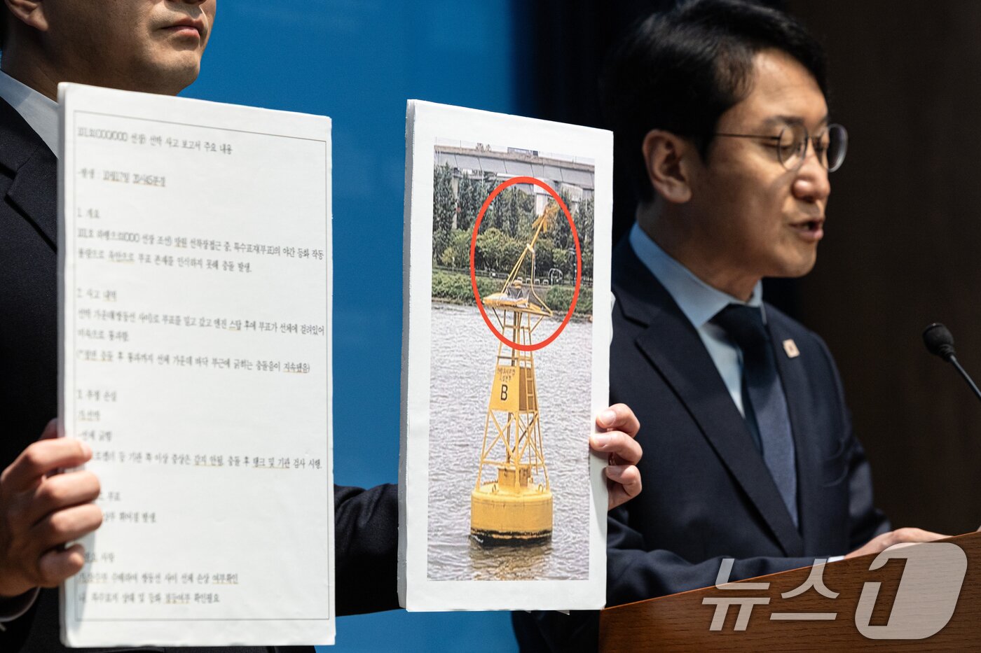 본문 이미지 - 천준호 더불어민주당 의원을 비롯한 국토교통위원들이 29일 서울 여의도 국회 소통관에서 한강버스 사고 은폐 규탄 기자회견을 하고 있다. 2025.10.29/뉴스1 ⓒ News1 이승배 기자