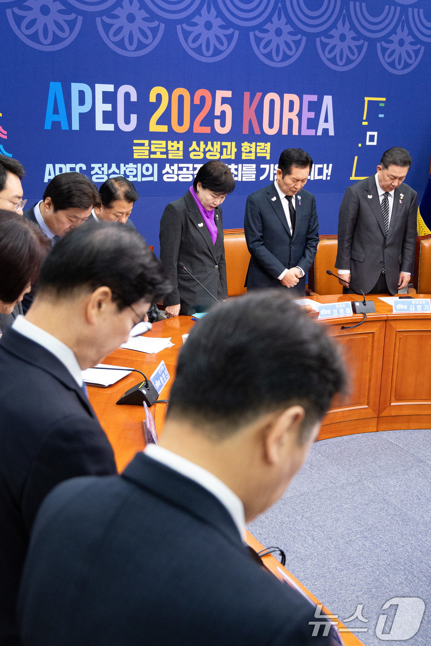 (서울=뉴스1) 유승관 기자 = 정청래 더불어민주당 대표와 김병기 원내대표를 비롯한 지도부가 29일 서울 여의도 국회에서 열린 최고위원회의에 앞서 이태원참사 3주기를 맞아 희생자들 …