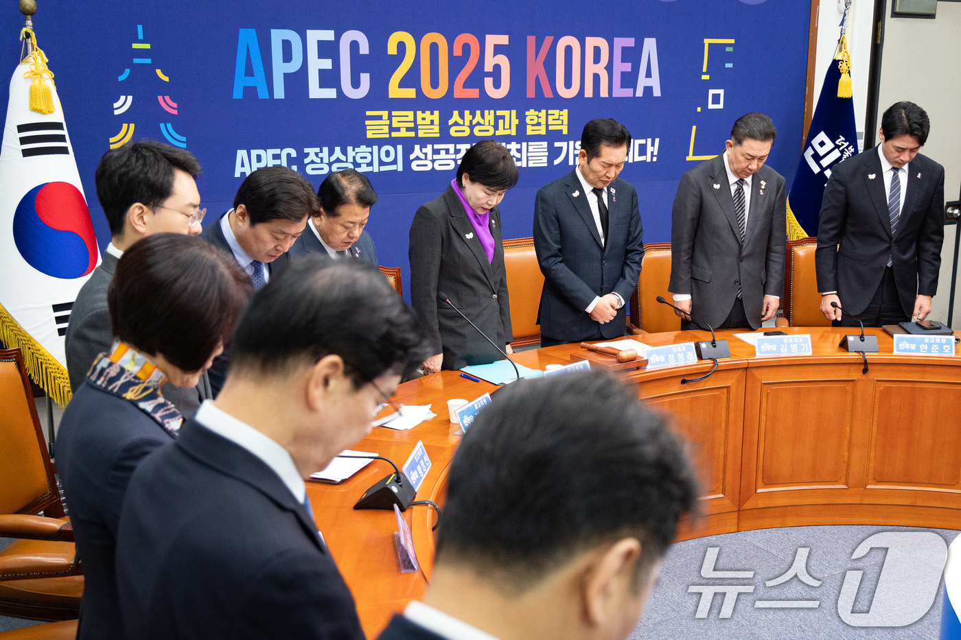 (서울=뉴스1) 유승관 기자 = 정청래 더불어민주당 대표와 김병기 원내대표를 비롯한 지도부가 29일 서울 여의도 국회에서 열린 최고위원회의에 앞서 이태원참사 3주기를 맞아 희생자들 …