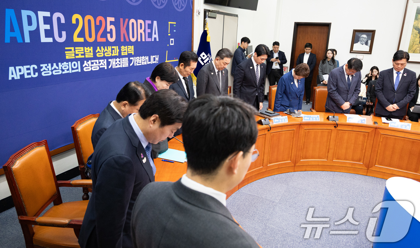 (서울=뉴스1) 유승관 기자 = 정청래 더불어민주당 대표와 김병기 원내대표를 비롯한 지도부가 29일 서울 여의도 국회에서 열린 최고위원회의에 앞서 이태원참사 3주기를 맞아 희생자들 …