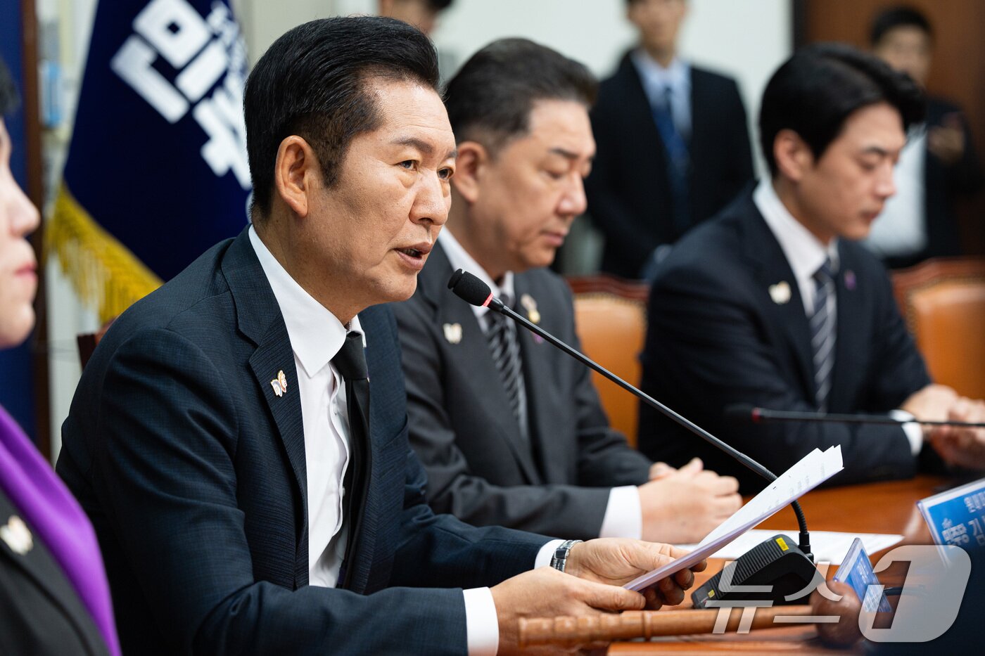 본문 이미지 - 정청래 더불어민주당 대표가 지난 29일 서울 여의도 국회에서 열린 최고위원회의에서 모두 발언을 하고 있다. 2025.10.29/뉴스1 ⓒ News1 유승관 기자