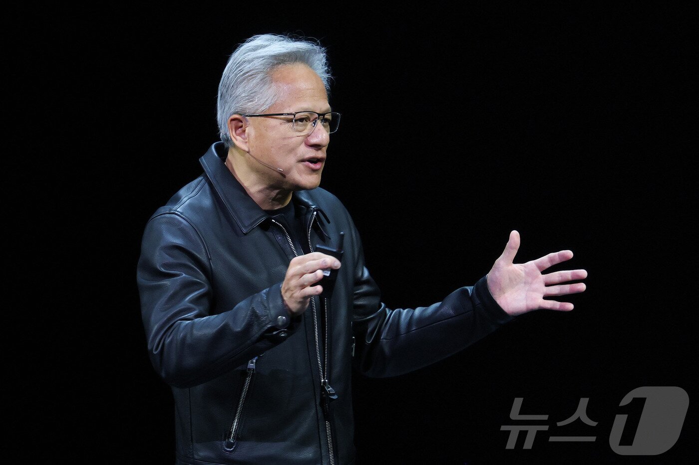 본문 이미지 - 젠슨 황 엔비디아 최고경영자&#40;CEO&#41;가 28일&#40;현지시간&#41; 워싱턴 DC 월터 E. 워싱턴 컨벤션센터에서 열린 &#39;엔비디아 GPU 테크놀로지 콘퍼런스&#39;에서 화사연설을 하고 있다. 2025.10.28. ⓒ AFP=뉴스1 ⓒ News1 윤다정 기자