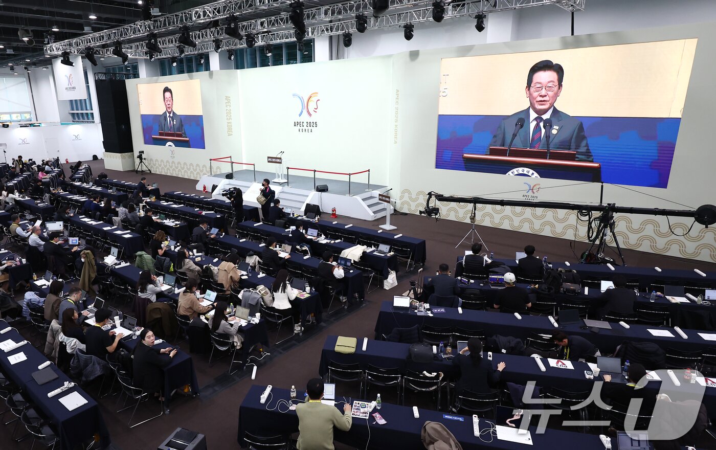 본문 이미지 - 아시아태평양경제협력체&#40;APEC&#41; CEO 서밋 개막일인 29일 오전 경주화백컨벤션센터 인근 국제미디어센터&#40;IMC&#41;에 이재명 대통령의 특별 연설이 생중계되고 있다. 2025.10.29/뉴스1 ⓒ News1 김민지 기자