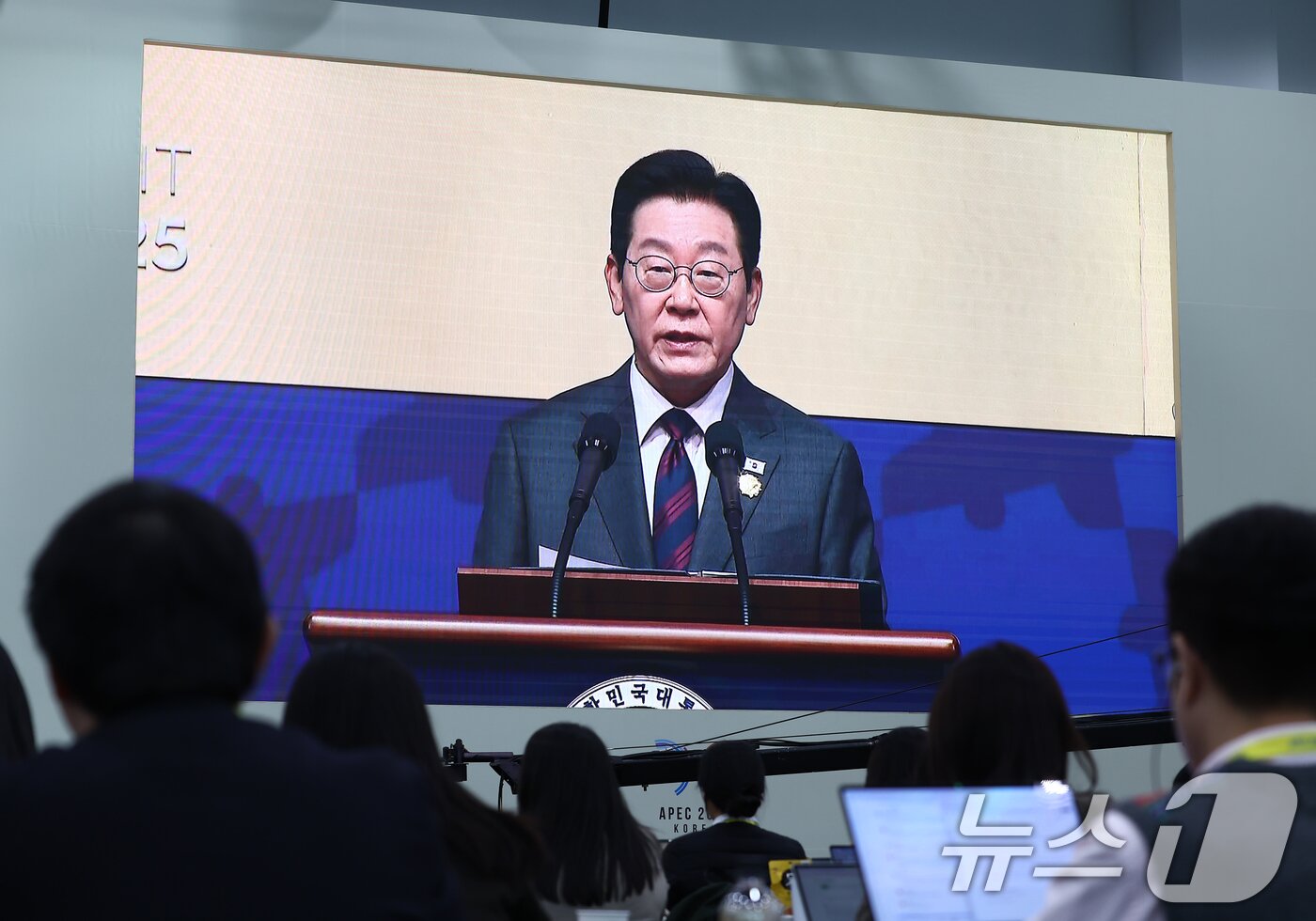 본문 이미지 - 아시아태평양경제협력체&#40;APEC&#41; CEO 서밋 개막일인 29일 오전 경주화백컨벤션센터 인근 국제미디어센터&#40;IMC&#41;에 이재명 대통령의 특별 연설이 생중계되고 있다. 2025.10.29/뉴스1 ⓒ News1 김민지 기자