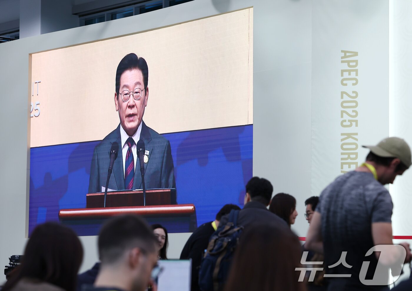 본문 이미지 - 아시아태평양경제협력체&#40;APEC&#41; CEO 서밋 개막일인 29일 오전 경주화백컨벤션센터 인근 국제미디어센터&#40;IMC&#41;에 이재명 대통령의 특별 연설이 생중계되고 있다. 2025.10.29/뉴스1 ⓒ News1 김민지 기자