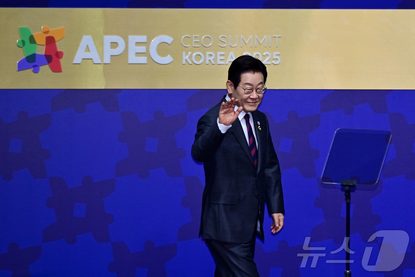 본문 이미지 - 이재명 대통령이 29일 오전 경북 경주 예술의전당 화랑홀에서 열린 2025 아시아태평양경제협력체 최고경영자 서밋&#40;APEC CEO SUMMIT&#41;에서 특별 기조연설을 하기 위해 입장하고 있다. &#40;공동취재&#41;2025.10.29/뉴스1 ⓒ News1 김민지 기자