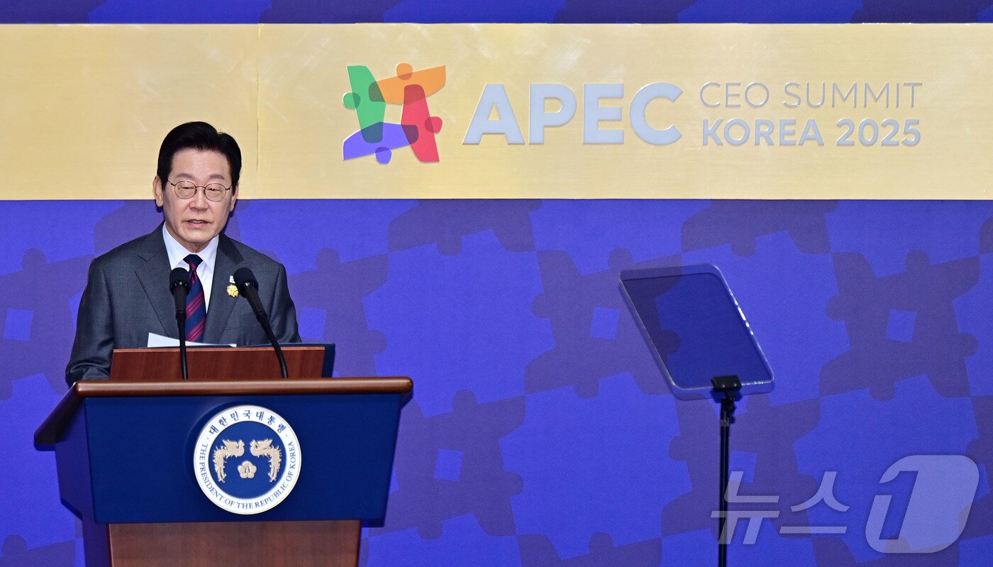 본문 이미지 - 이재명 대통령이 29일 오전 경북 경주 예술의전당 화랑홀에서 열린 2025 아시아태평양경제협력체 최고경영자 서밋&#40;APEC CEO SUMMIT&#41;에서 특별 기조연설을 하고 있다.&#40;공동취재&#41; 2025.10.29/뉴스1 ⓒ News1 김민지 기자