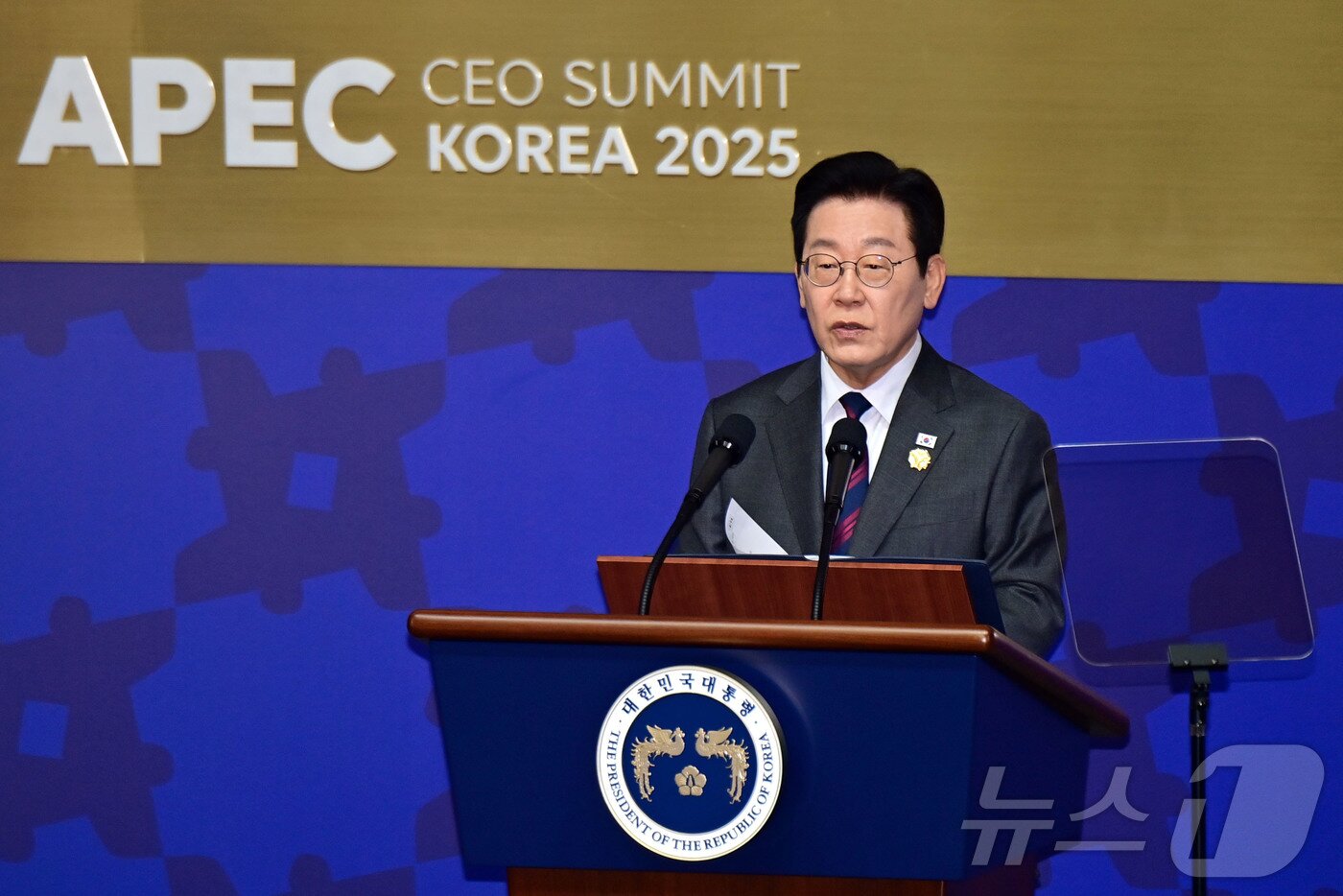 본문 이미지 - 이재명 대통령이 29일 오전 경북 경주 예술의전당 화랑홀에서 열린 2025 아시아태평양경제협력체 최고경영자 서밋&#40;APEC CEO SUMMIT&#41;에서 특별 기조연설을 하고 있다.&#40;공동취재&#41; 2025.10.29/뉴스1 ⓒ News1 김민지 기자