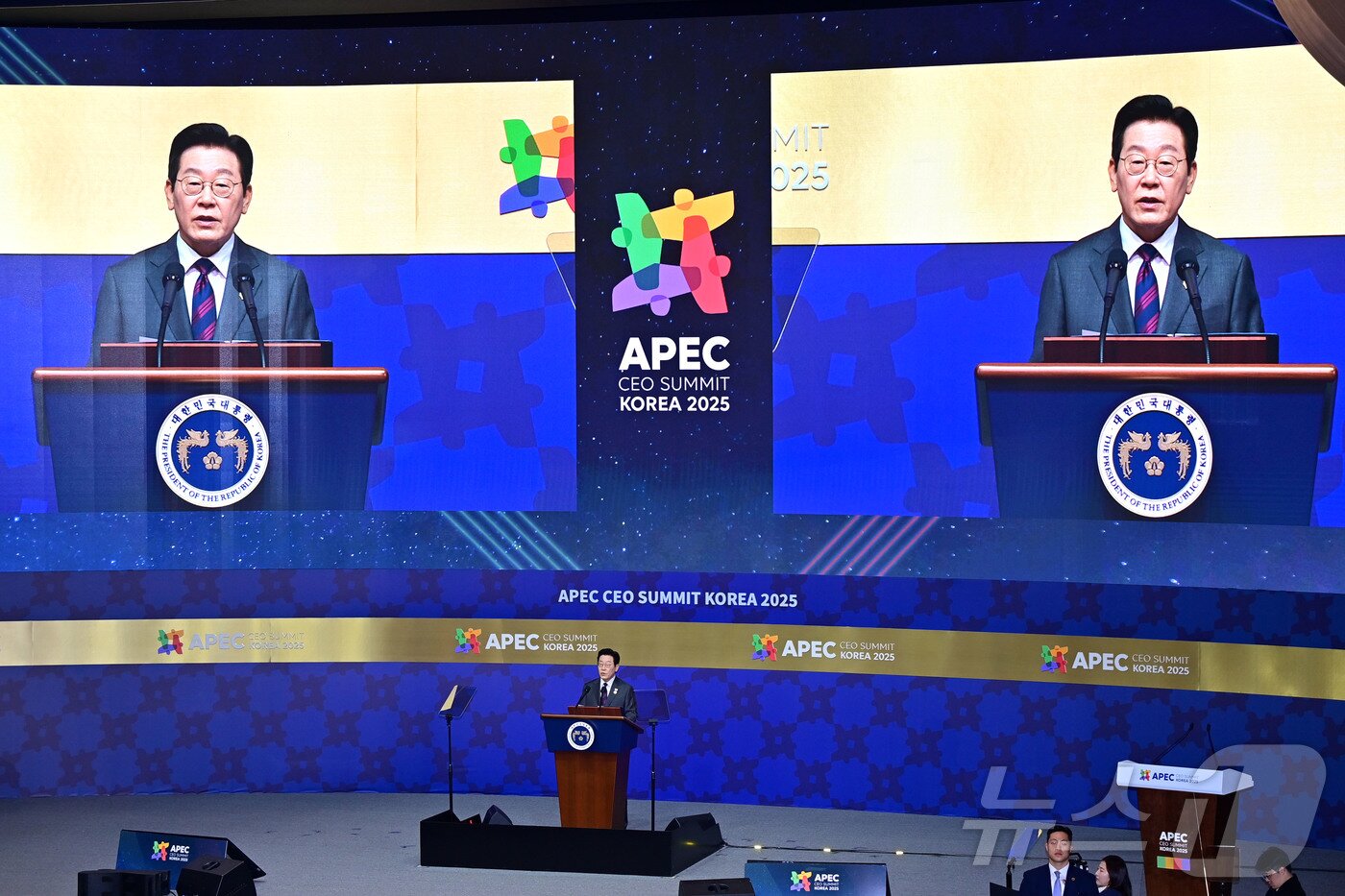 본문 이미지 - 이재명 대통령이 29일 오전 경북 경주 예술의전당 화랑홀에서 열린 2025 아시아태평양경제협력체 최고경영자 서밋&#40;APEC CEO SUMMIT&#41;에서 특별 기조연설을 하고 있다.&#40;공동취재&#41; 2025.10.29/뉴스1 ⓒ News1 김민지 기자