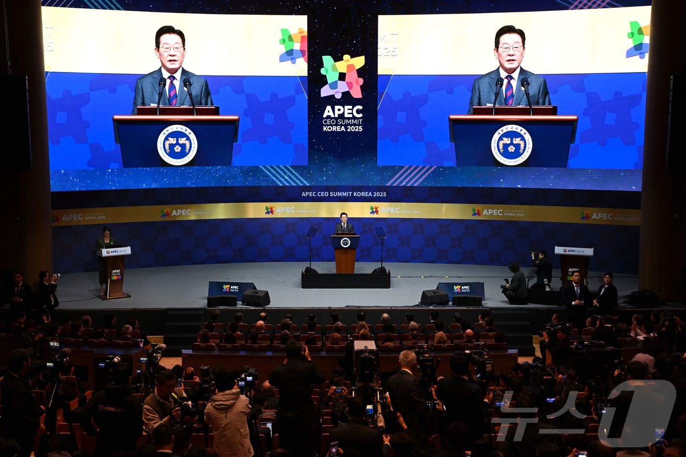 본문 이미지 - 이재명 대통령이 29일 오전 경북 경주 예술의전당 화랑홀에서 열린 2025 아시아태평양경제협력체 최고경영자 서밋&#40;APEC CEO SUMMIT&#41;에서 특별 기조연설을 하고 있다.&#40;공동취재&#41; 2025.10.29/뉴스1 ⓒ News1 김민지 기자