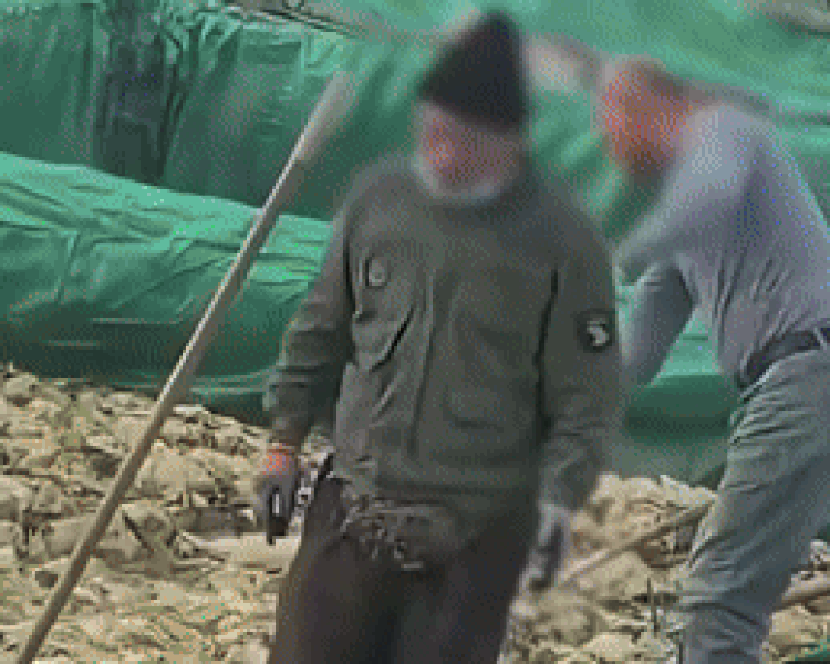 본문 이미지 - (중국의 한 절임배추 공장에서 근로자가 작업 중 담배를 피우고 침을 뱉고 있다. MBC 뉴스 갈무리)