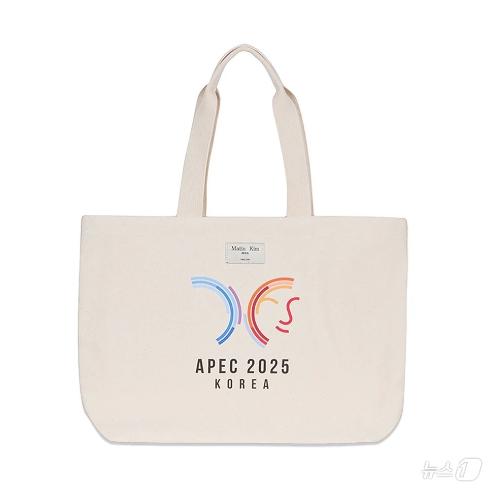 (안동=뉴스1) 김대벽 기자 = 경북도와 경주시가 공동 제작한 ‘APEC 2025 KOREA 굿즈 시리즈’가 공개됐다. 굿즈는 APEC 정상회의 공식 엠블럼과 마스코트 ‘아페코(A …