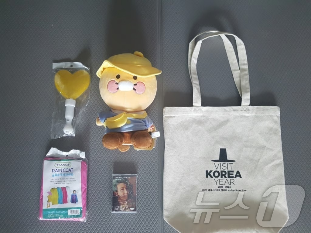 (안동=뉴스1) 김대벽 기자 = 경북도와 경주시가 공동 제작한 ‘APEC 2025 KOREA 굿즈 시리즈’가 공개됐다. 굿즈는 APEC 정상회의 공식 엠블럼과 마스코트 ‘아페코(A …