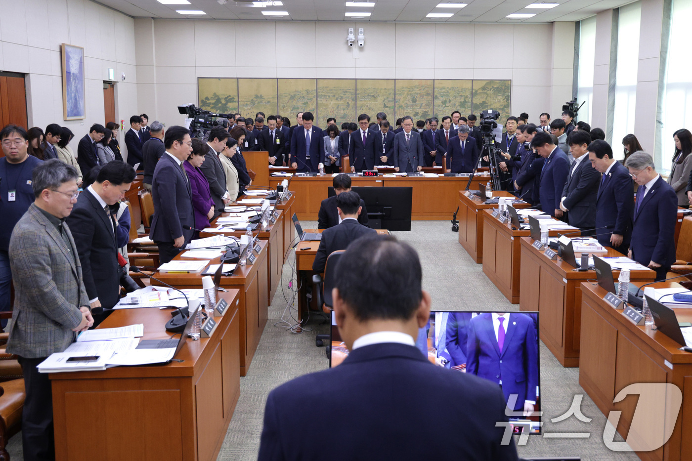 (서울=뉴스1) 신웅수 기자 = 김교흥 위원장을 비롯한 문체위원들이 29일 서울 여의도 국회 문화체육관광위원회에서 열린 문화체육관광부 등에 대한 종합감사에서 10.29 이태원 참사 …