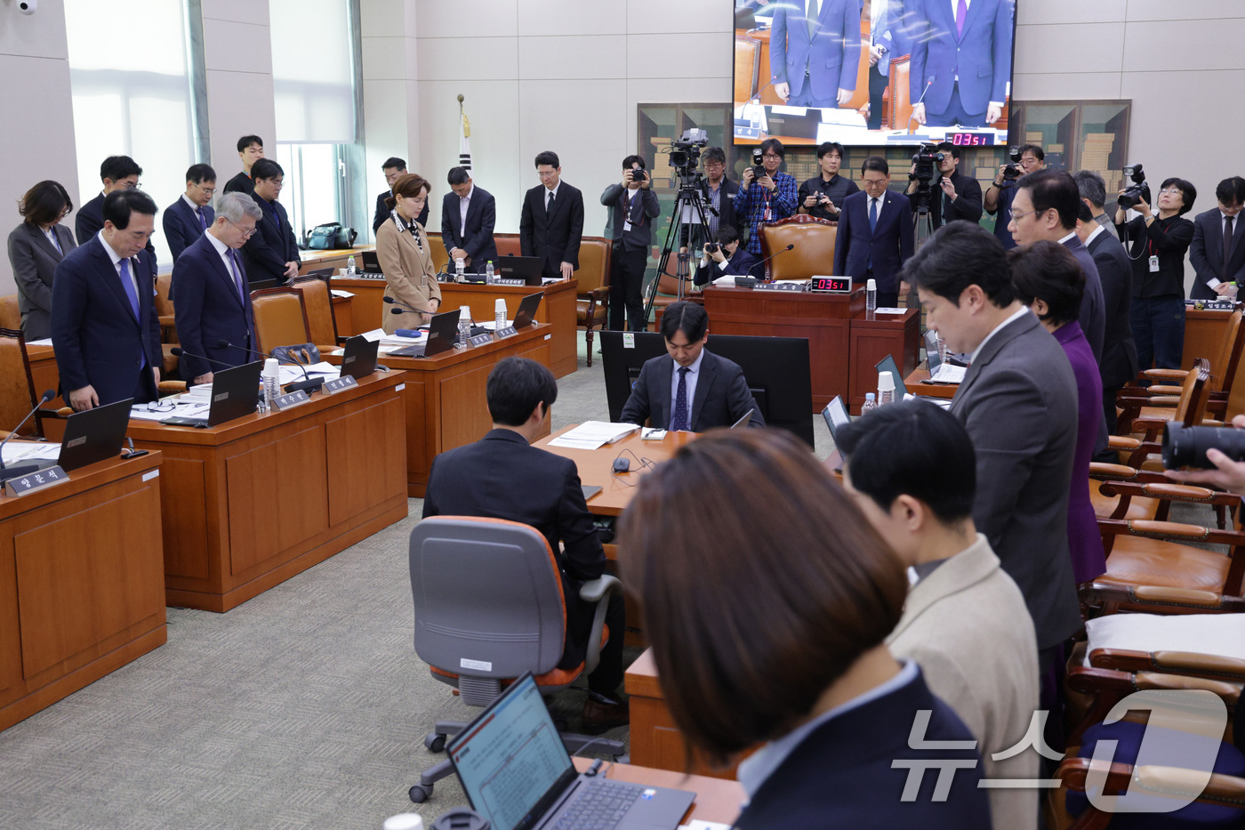 (서울=뉴스1) 신웅수 기자 = 김교흥 위원장을 비롯한 문체위원들이 29일 서울 여의도 국회 문화체육관광위원회에서 열린 문화체육관광부 등에 대한 종합감사에서 10.29 이태원 참사 …