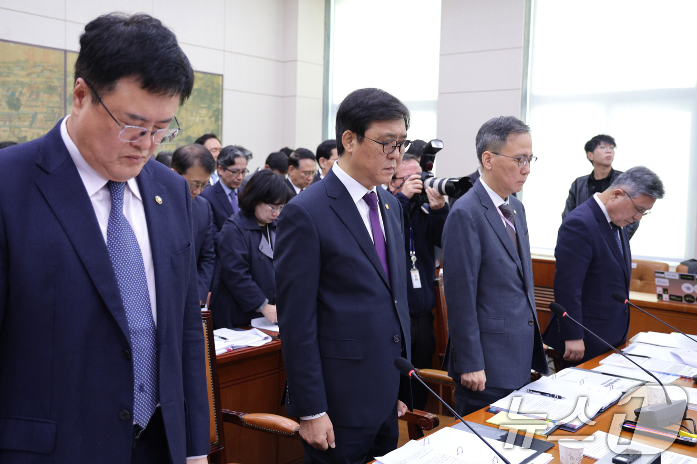 (서울=뉴스1) 신웅수 기자 = 최휘영 문화체육관광부 장관을 비롯한 국정감사 증인들이 29일 서울 여의도 국회 문화체육관광위원회에서 열린 문화체육관광부 등에 대한 종합감사에서 10 …