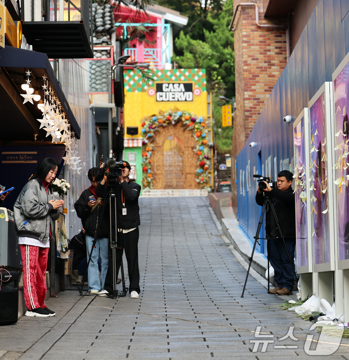 (서울=뉴스1) 오대일 기자 = 10·29 이태원 참사 3주기를 맞은 29일 오전 서울 용산구 이태원 참사 현장 골목에서 10시 29분을 기해 추모 사이렌이 울리자 시민들이 묵념을 …