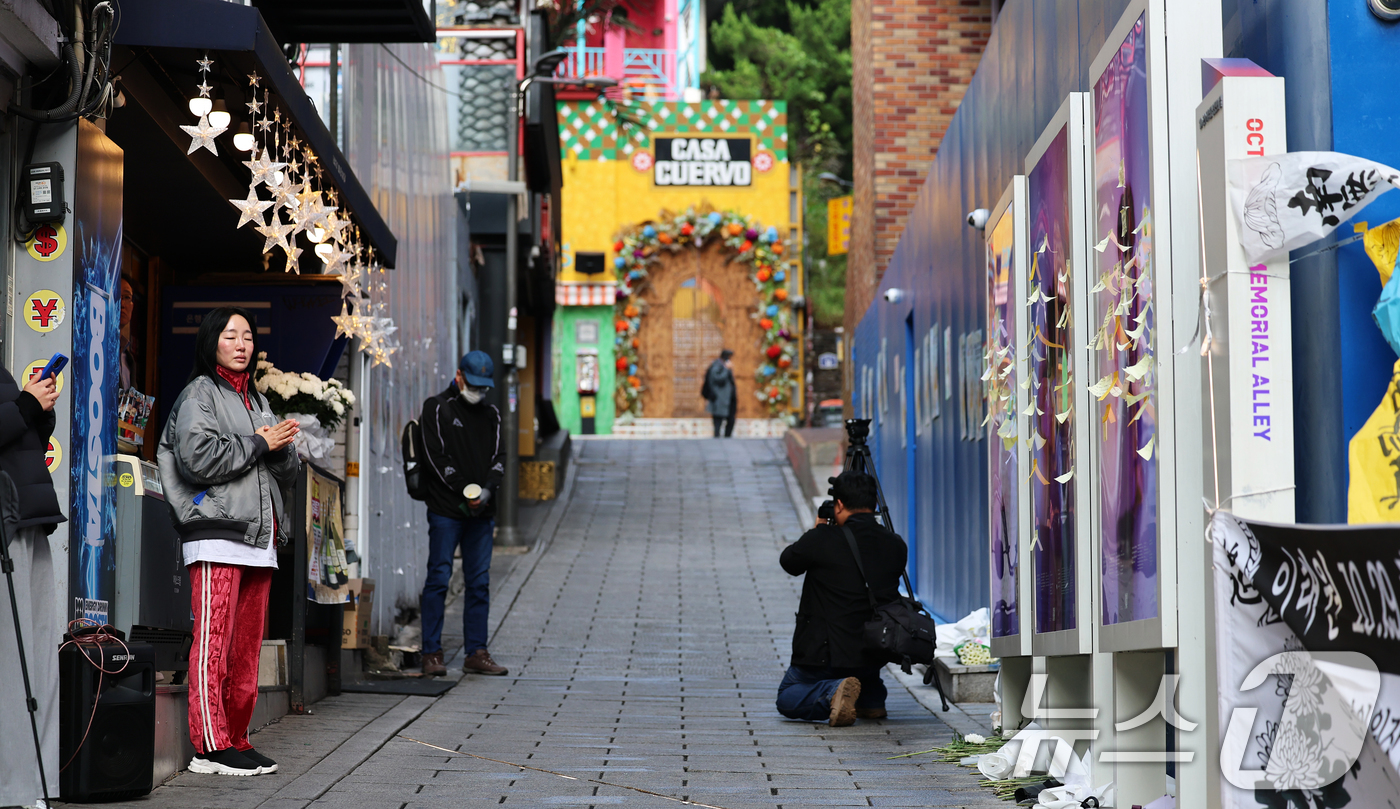 (서울=뉴스1) 오대일 기자 = 10·29 이태원 참사 3주기를 맞은 29일 오전 서울 용산구 이태원 참사 현장 골목에서 10시 29분을 기해 추모 사이렌이 울리자 시민들이 묵념을 …