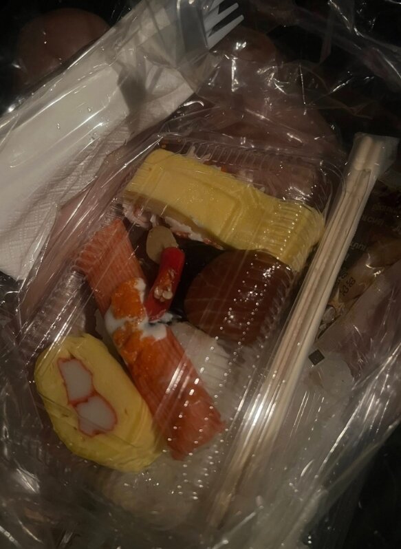 본문 이미지 - (태국의 야광 달걀 초밥 조각이 음식 오염에 대한 우려를 불러일으켰다. 밝은 곳에서의 사진. 페이스북/마일드 부루스콘)