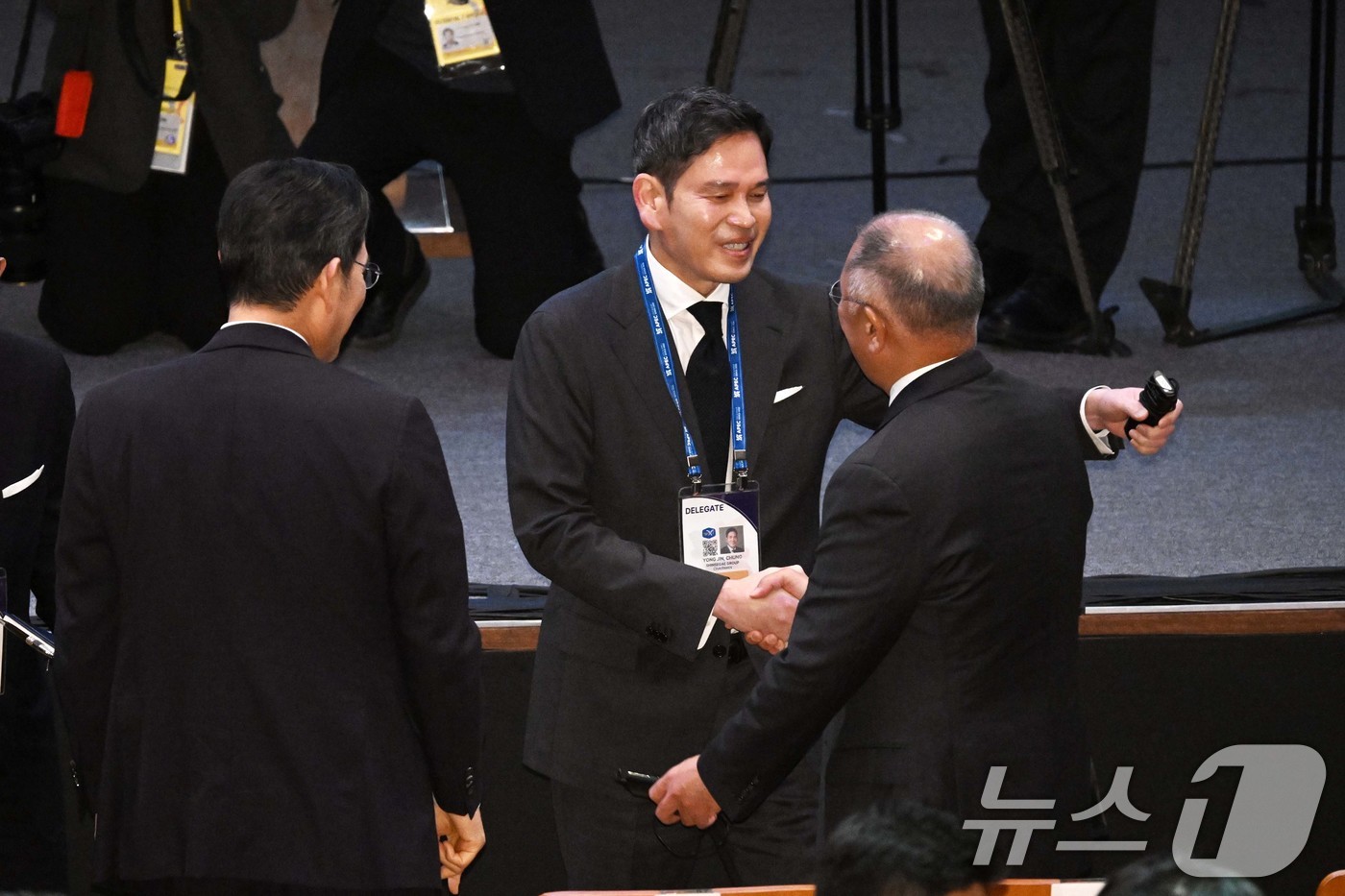 (경주=뉴스1) 김민지 기자 = 이재용 삼성전자 회장, 정의선 현대자동차그룹 회장, 정용진 신세계 회장이 29일 경북 경주예술의전당에서 열린  아시아태평양경제협력체(APEC) 정상 …