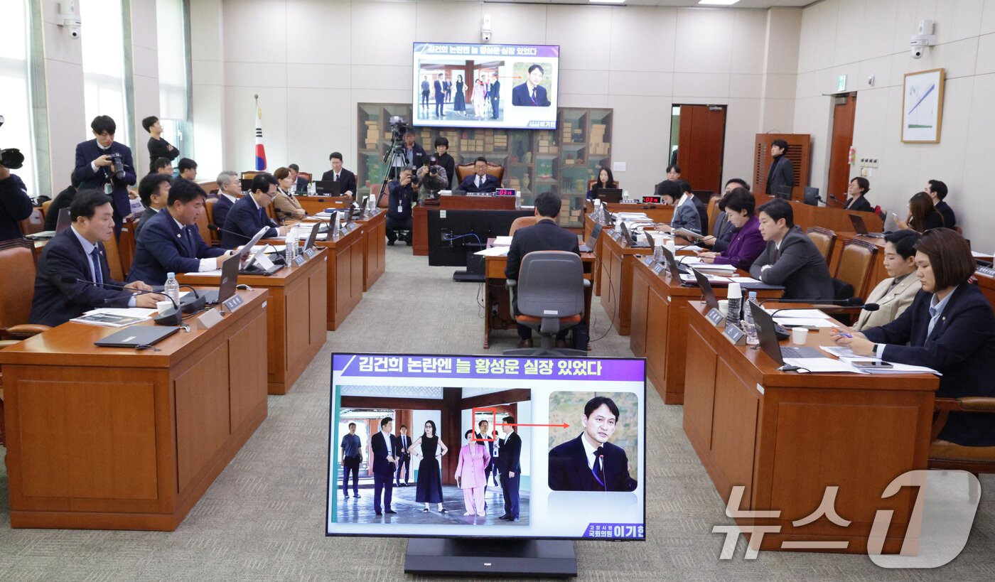 본문 이미지 - 이기헌 더불어민주당 의원이 29일 서울 여의도 국회 문화체육관광위원회에서 열린 문화체육관광부 등에 대한 종합감사에서 김건희 여사의 경복궁 근정전 어좌 착석에 대한 질의를 하고 있다. 2025.10.29/뉴스1 ⓒ News1 신웅수 기자
