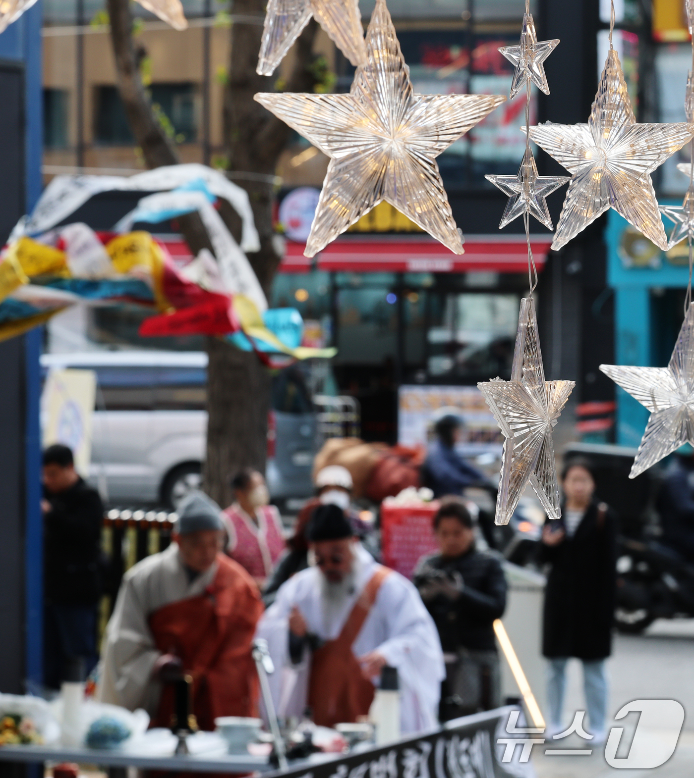 (서울=뉴스1) 오대일 기자 = 10·29 이태원 참사 3주기를 맞은 29일 오전 서울 용산구 이태원 참사 현장 골목에서 159명의 희생자들을 추모하는 법회가 열리고 있다. 202 …