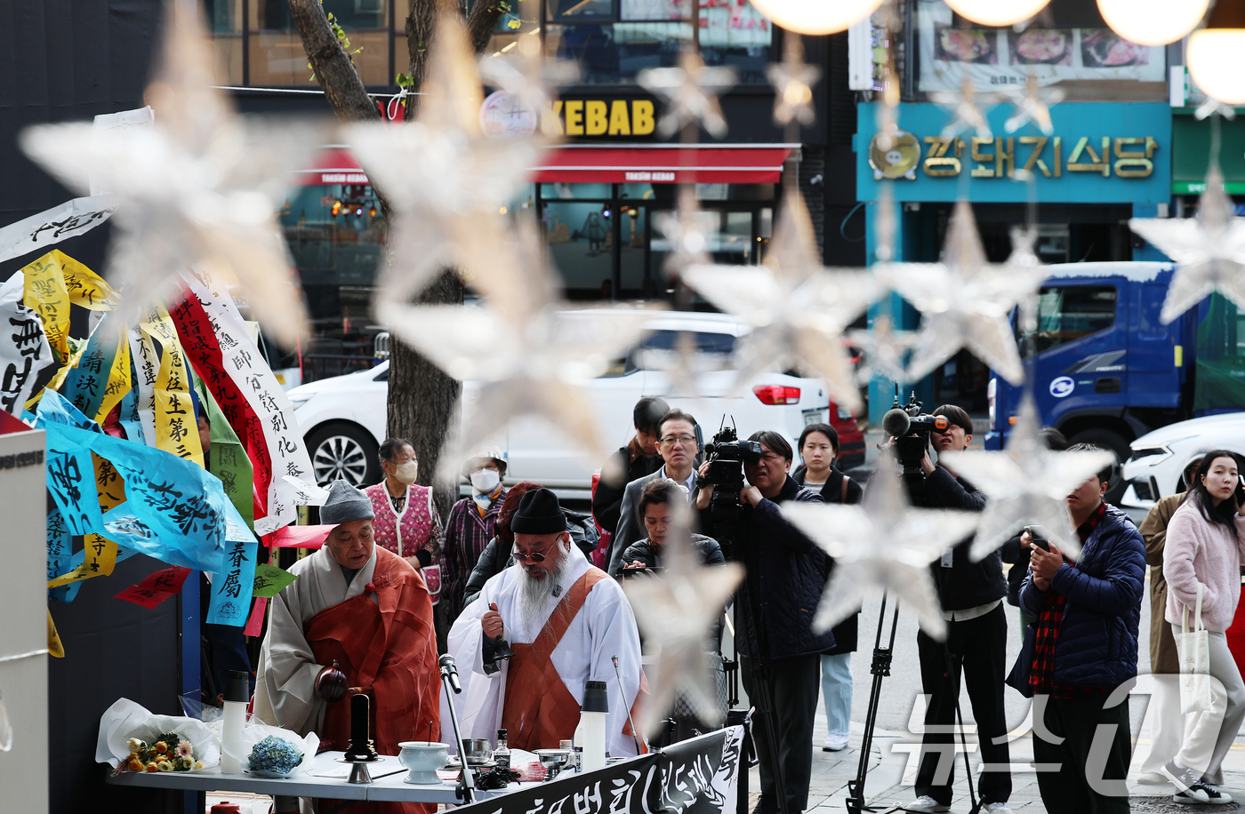 (서울=뉴스1) 오대일 기자 = 10·29 이태원 참사 3주기를 맞은 29일 오전 서울 용산구 이태원 참사 현장 골목에서 159명의 희생자들을 추모하는 법회가 열리고 있다.  20 …