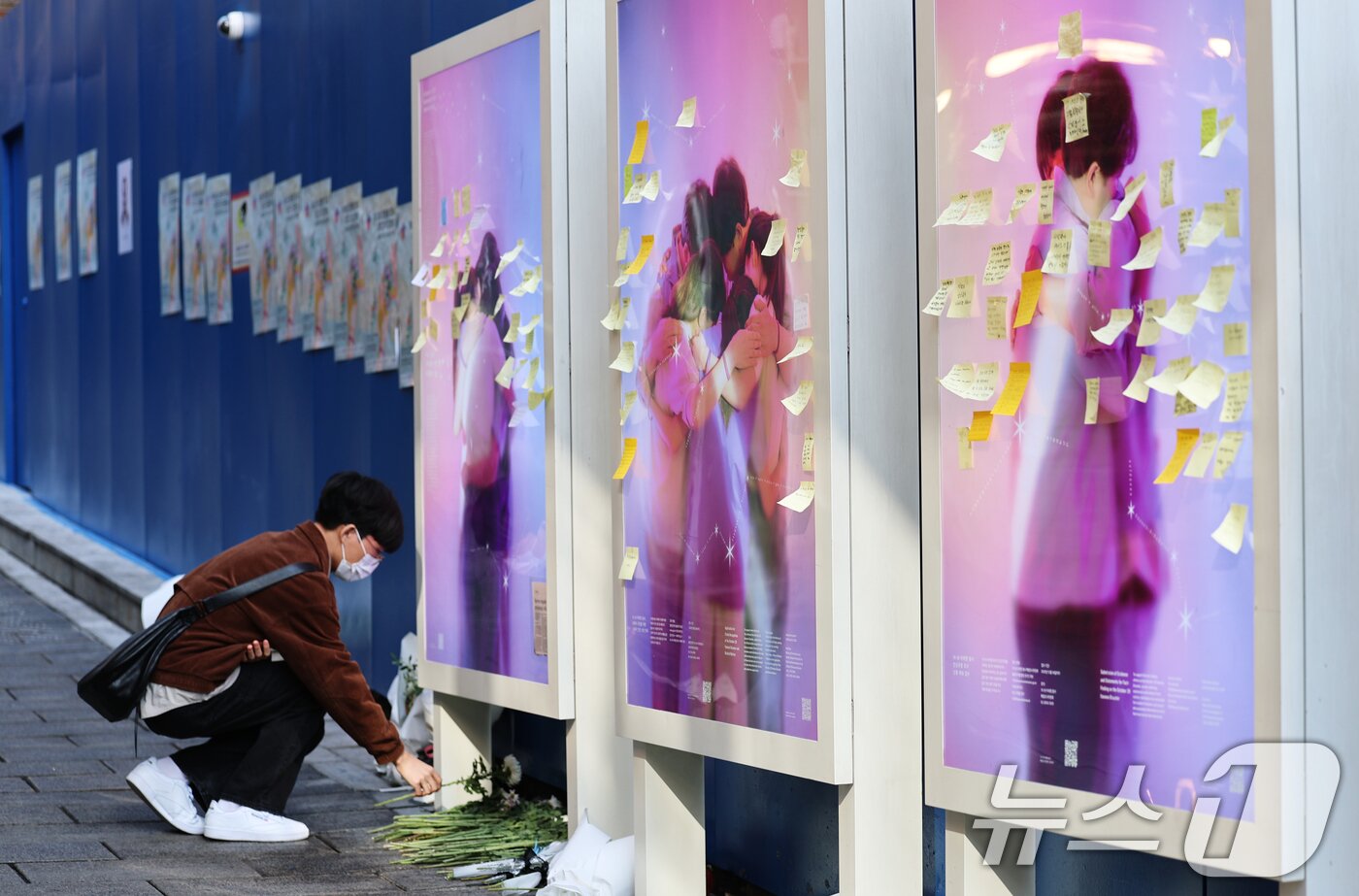 본문 이미지 - 10·29 이태원 참사 3주기를 맞은 29일 오전 서울 용산구 이태원 참사 현장 골목에서 한 시민이 헌화를 하고 있다. 2025.10.29/뉴스1 ⓒ News1 오대일 기자