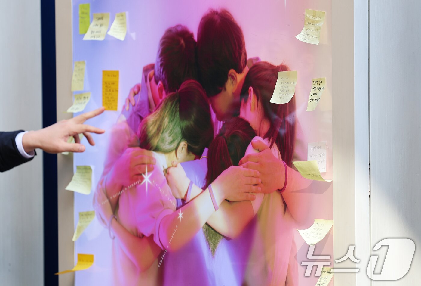 본문 이미지 - 10·29 이태원 참사 3주기를 맞은 29일 오전 서울 용산구 이태원 참사 현장 골목에서 시민들이 추모 메시지를 읽고 있다. 2025.10.29/뉴스1 ⓒ News1 오대일 기자