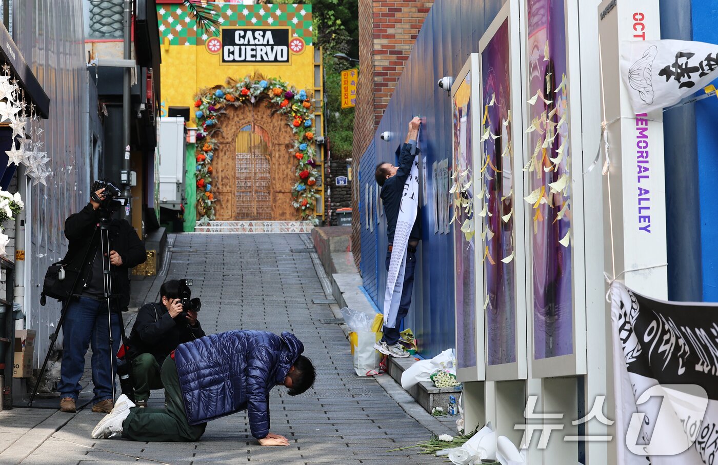 본문 이미지 - 10·29 이태원 참사 3주기를 맞은 29일 오전 서울 용산구 이태원 참사 현장 골목에서 한 시민이 헌화 후 절을 하고 있다. 2025.10.29/뉴스1 ⓒ News1 오대일 기자